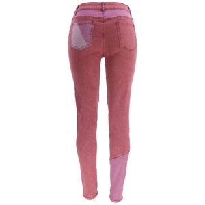 Vista posteriore dettagliata dei jeans slim in denim patchwork rosa con tasche posteriori