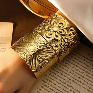 Böhmisches gold geprägtes breites Manschettenarmband mit Blumen und Geometrie-Mustern