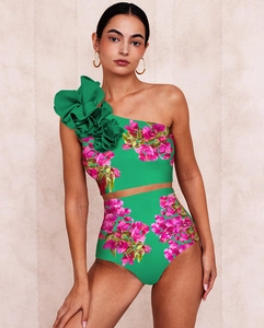 Détail du haut de bikini asymétrique à volants verts et imprimé floral rose