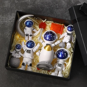 Cinque statuine di astronauti in resina in confezione regalo con luci LED e accessori