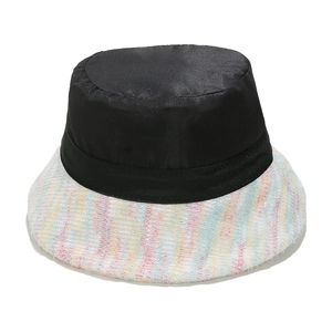 Détail du bord tissé coloré et de la calotte satinée sur un chapeau bob en tricot