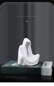 Détail de la sculpture de figurine de sorcier blanc avec textures de cape fluides