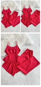 Détail de pyjama en satin rouge avec dentelle jacquard léopard et bretelles réglables