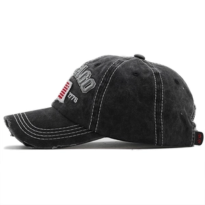 Détail de la broderie Chicago 1976 et visière usée sur casquette en denim délavé