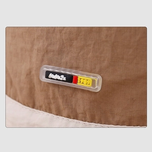 Détail du tissu à séchage rapide du chapeau avec patch logo rétro et texture durable
