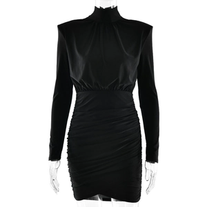 Robe moulante noire chic avec col montant, manches longues et détails drapés plissés