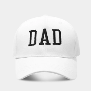 Detalle del bordado DAD en gorra de algodón blanco mostrando la textura de la tela