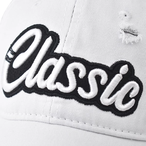 Detalle de gorra de béisbol de algodón blanco con bordado 3D Classic y diseño desgastado