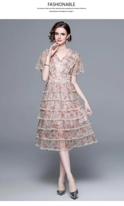 Détails de la robe en tulle à volants avec perles lourdes et imprimé floral d'été
