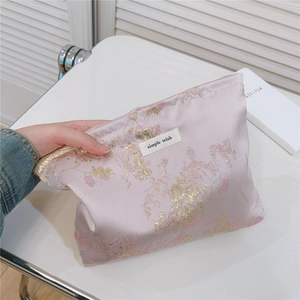 Détail de la trousse de maquillage rose en jacquard avec étiquette Simple Wish
