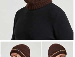 Dettaglio del set cappello e scaldacollo in maglia marrone scuro con fodera in pile