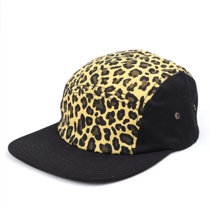 5-Panel Camper Hat mit Leopardenmuster, schwarzen Suede-Einsätzen und flachem Schirm