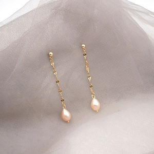 Minimalist long chain tassel earrings with golden drop-shaped pearls and elegant design