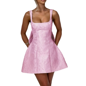 Vue détaillée avant de la robe courte en jacquard rose avec encolure carrée et texture
