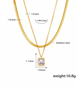 Detailsicht der goldfarbenen zweilagigen Halskette mit Schlangenkette und quadratischem Anhänger