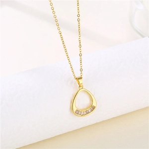 Collana ovale geometrica in acciaio inossidabile dorato con pendente a goccia in zircone