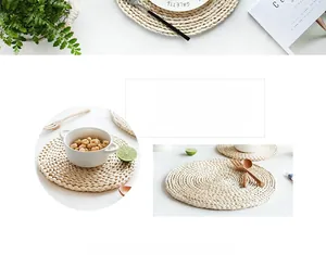Détail du set de table tissé en écorce de maïs fait main avec une texture naturelle