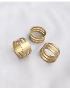 Drei goldene ausgeschnittene geometrische Ringe mit mattem Finish für DIY-Schmuck