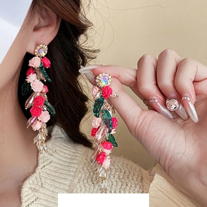 Boucles d'oreilles pendantes vintage avec fleurs en résine rose et pampilles en cristal