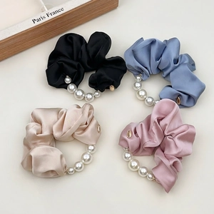 Elegante set van vierkleurige satijnen haarelastiekjes met parels en goudaccent