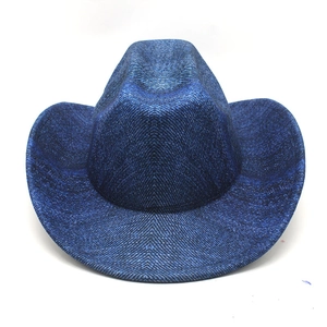 Dettaglio di un cappello da cowboy blu con trama denim e corona strutturata