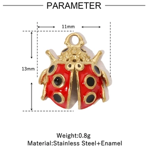 Détail du pendentif coccinelle 11mm en émail rouge et acier inoxydable doré
