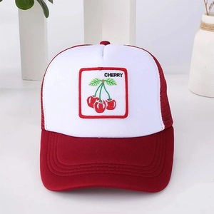 Cappello trucker rosso e bianco con toppa a ciliegia ricamata e rete per protezione solare