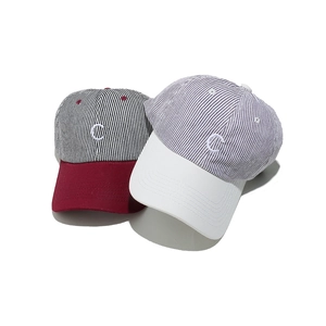 Casquette de baseball rayée élégante avec broderie lettre C pour femme en rouge
