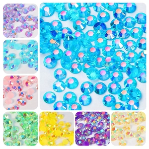 Macro-opname van 24-grids platte hars nail art strass-steentjes met kleurrijke AB-coating