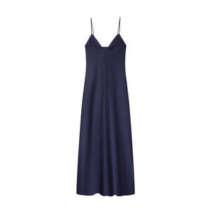 Détail d'une robe midi en satin bleu foncé avec tissu soyeux lisse et de fines bretelles
