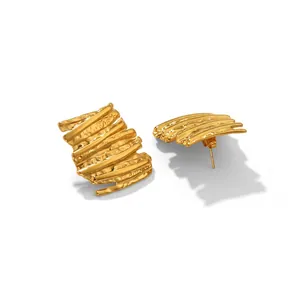 Détail de boucles d'oreilles dorées ondulées montrant les dimensions 28,7mm x 27,1mm