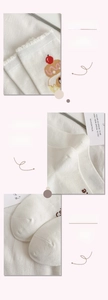 Détail de chaussettes en coton blanc avec broderie gâteau fraise et pointe renforcée