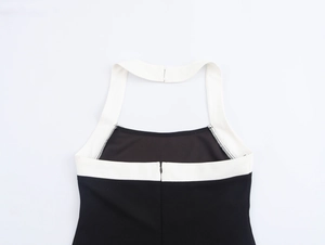 Détail du design dos nu contrasté et de la fermeture éclair du dos sur la robe en maille