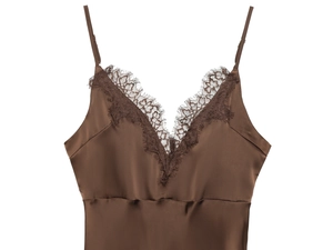 Dettaglio di canotta in raso marrone con bordo in pizzo delicato sullo scollo a V