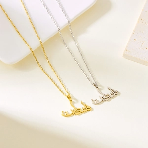 Colliers avec pendentif calligraphie arabe en finitions or et argent avec chaîne fine