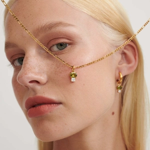 Set collana e orecchini placcati oro 18K con zirconi verde oliva indossati da una modella