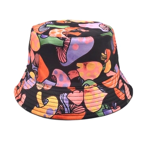 Vista dettagliata del motivo a funghi colorati sul tessuto del cappello a secchiello