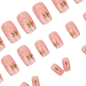 Unghie finte a pressione sfumate rosa chiaro con stelle dorate e piccoli pois
