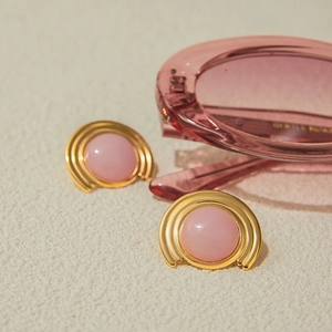 Chic 18K gold stainless steel earrings with ribbed design and pink natural stone