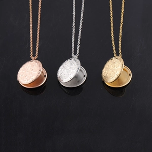 Trois colliers médaillons ouvrables en or rose, argent et or avec gravure florale