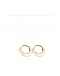 Detalle de pendientes de aro triples dorados de 5cm en cobre con medidas y texturizado
