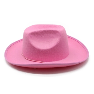 Cappello da cowboy rosa con texture in feltro e finiture coordinate su sfondo bianco