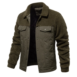 Dettaglio della giacca patchwork verde militare con colletto in pile e tessuto a contrasto