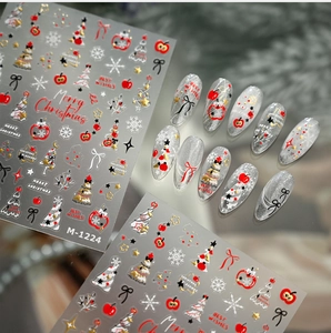 Détail des stickers d'ongles de Noël M-1224 avec pommes rouges et sapins dorés