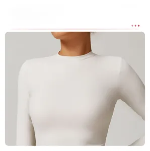 Gros plan sur l'encolure ronde et la texture du tissu du haut de yoga blanc pour femme