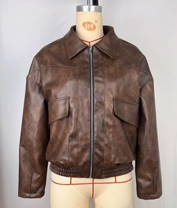 Dettaglio della giacca bomber vintage marrone scuro con grandi tasche e cerniera in metallo