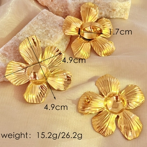 Golden irregular floral earring and ring set with metallic texture and 4.9cm diameter