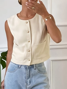 Beige ärmellose Weste im französischen Stil mit Goldknöpfen und blauer Jeanshose