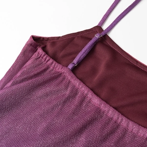 Detail eines lila Paillettenkleides mit dünnen Trägern, Glitzerstoff und verdecktem Reißverschluss