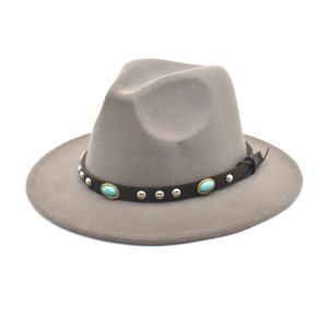 Détail d'un chapeau en feutre gris clair avec pierres turquoise et clous argentés